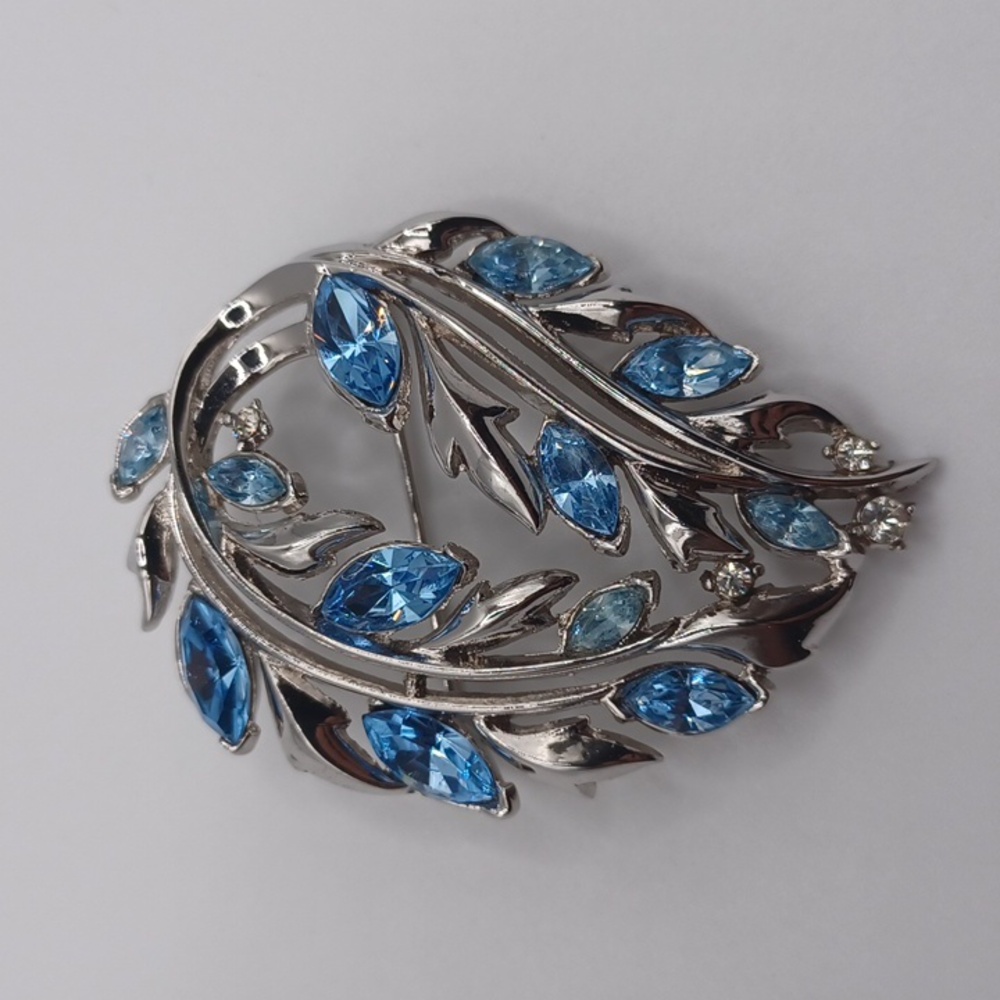 Crown Trifari Silver Tone and Blue Rhinetone Brooch and Clip On Jewelry Set - Picture 6 of 8